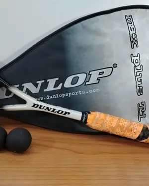 Raqueta de squash dunlop max plus ti con funda y pelotas - miniatura 4
