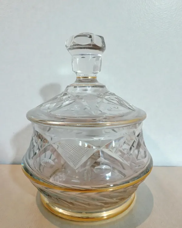 Bombonera de Cristal Tallado con Detalles Dorados