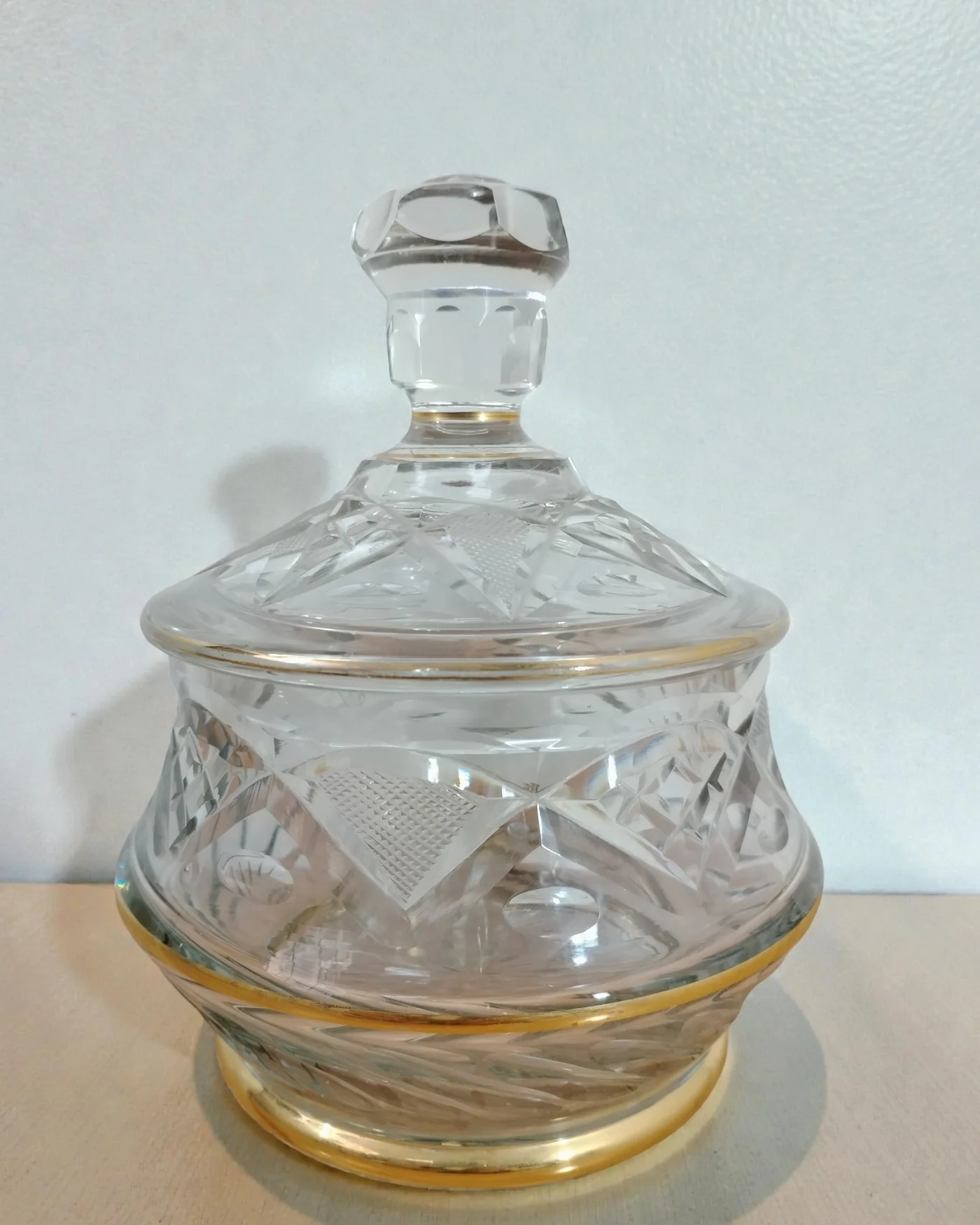 Bombonera de cristal tallado con detalles dorados - imagen 1