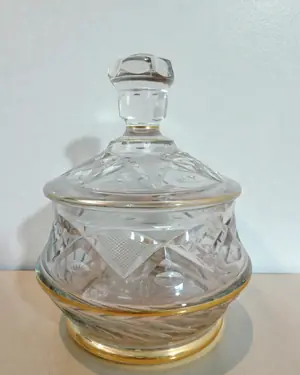 Bombonera de cristal tallado con detalles dorados - miniatura 1