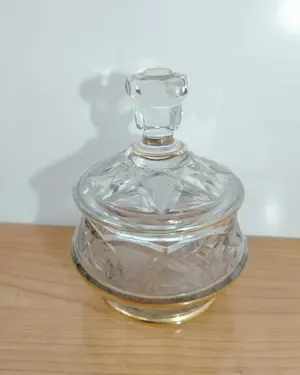 Bombonera de cristal tallado con detalles dorados - miniatura 2