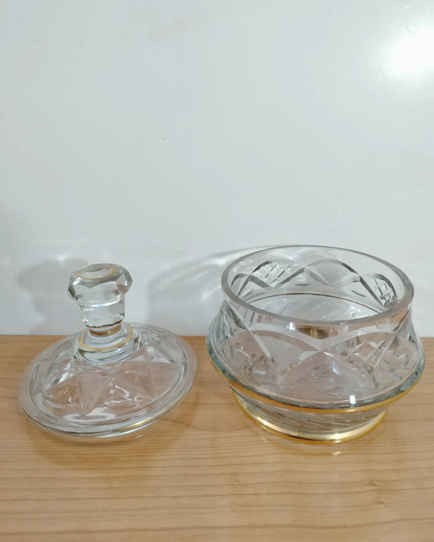 Bombonera de cristal tallado con detalles dorados - imagen 3