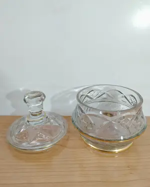 Bombonera de cristal tallado con detalles dorados - miniatura 3