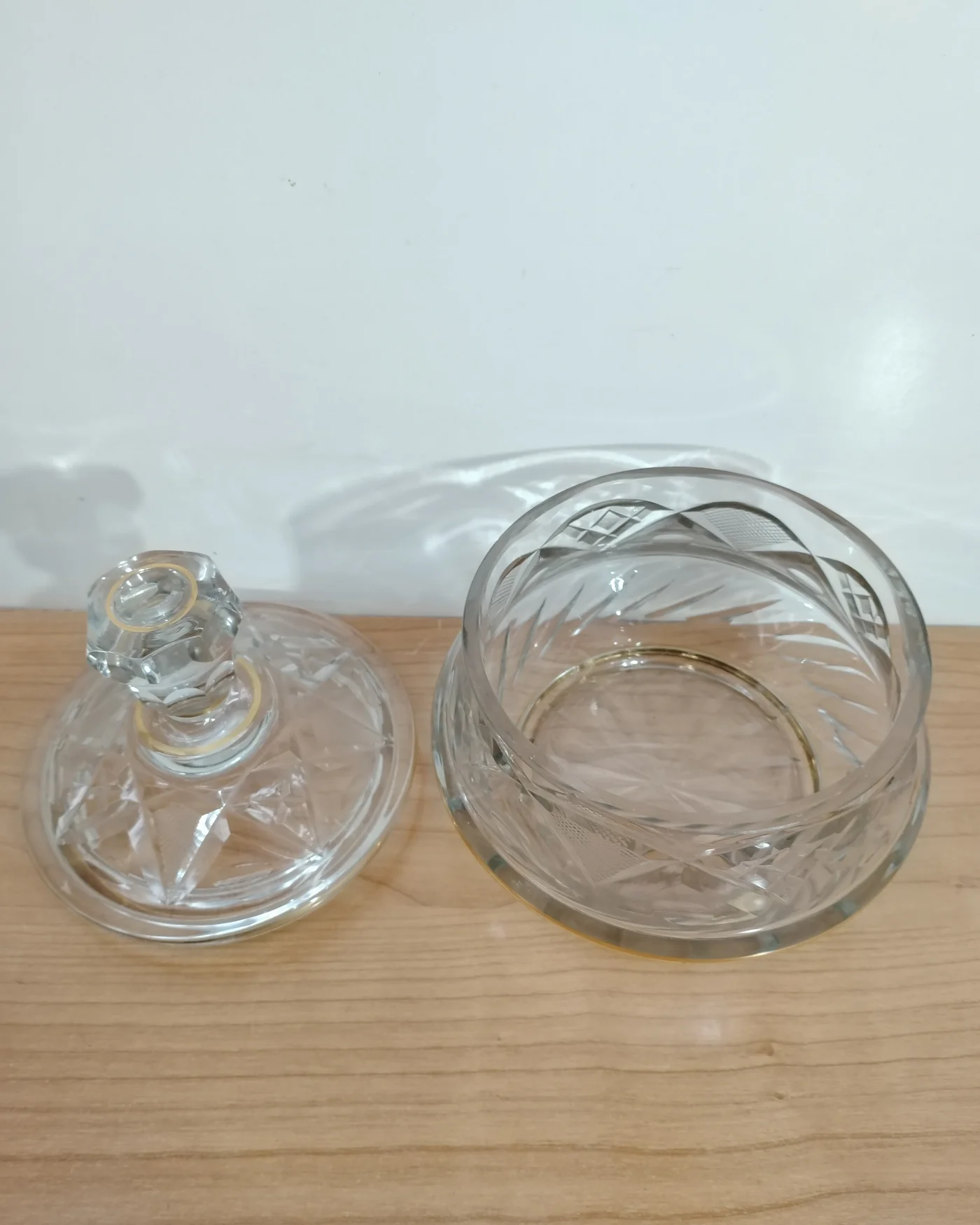 Bombonera de cristal tallado con detalles dorados - imagen 4