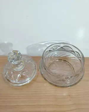 Bombonera de cristal tallado con detalles dorados - miniatura 4