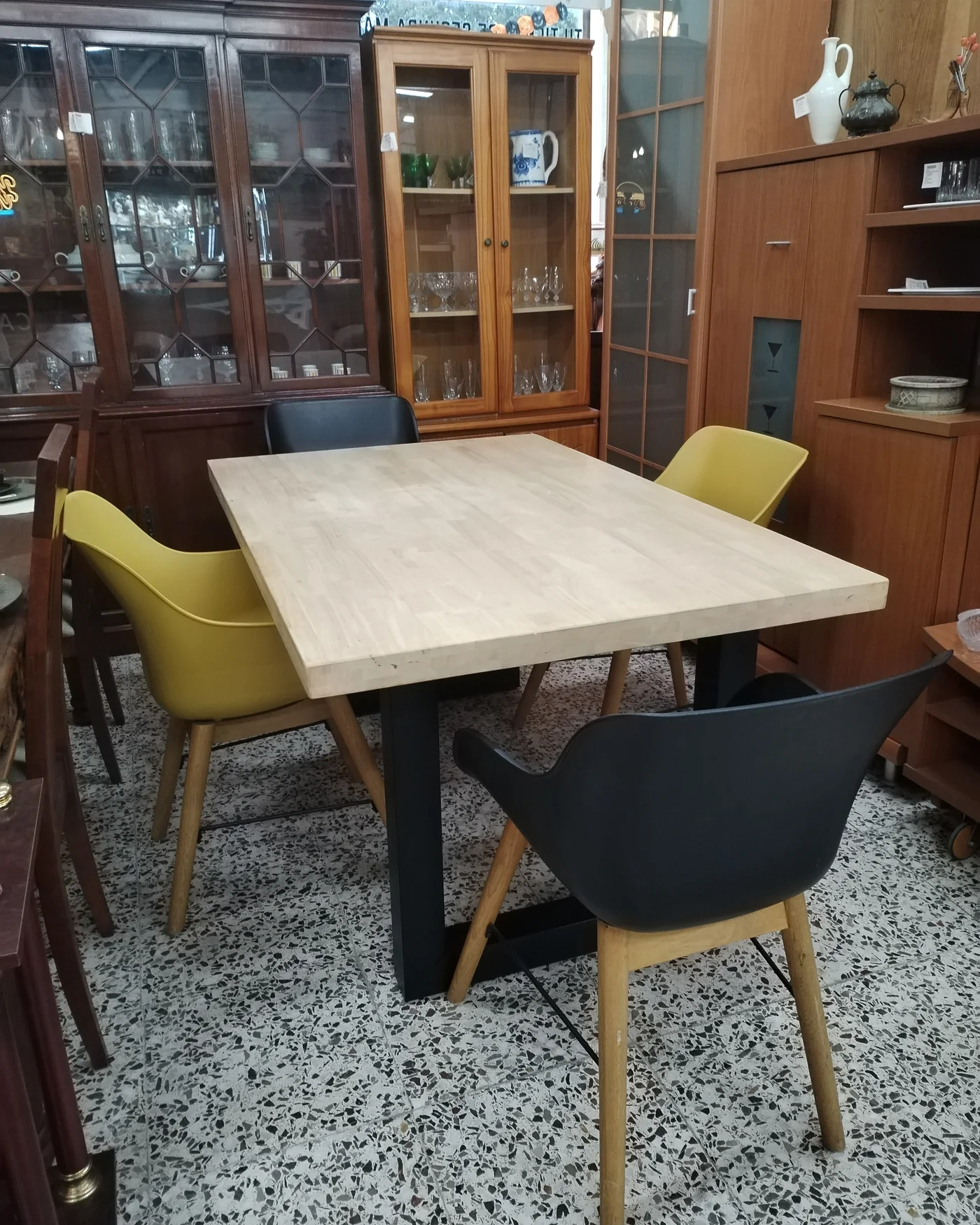 Mesa de comedor en madera maciza con 4 sillas - imagen 1