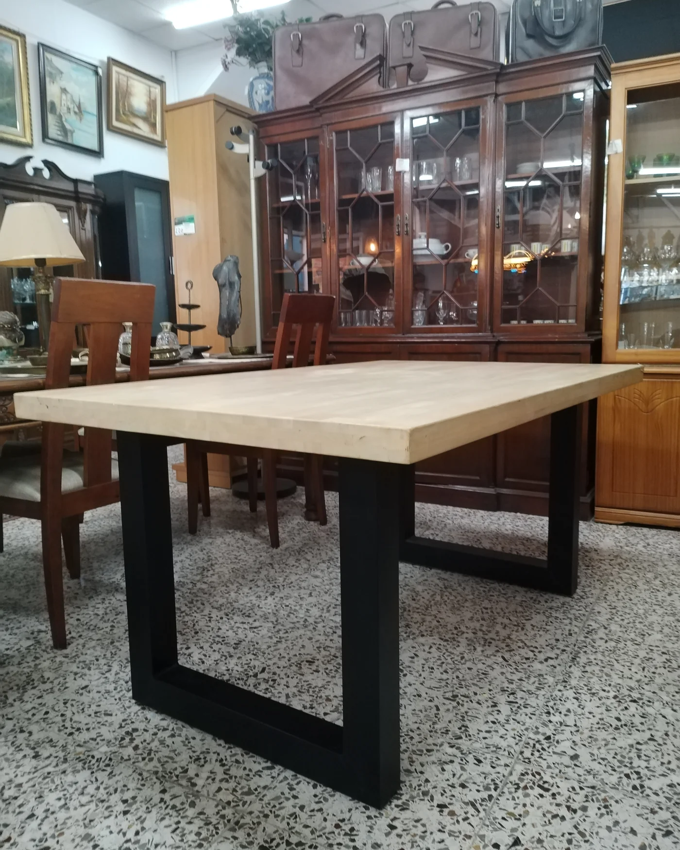 Mesa de comedor en madera maciza con 4 sillas - imagen 4