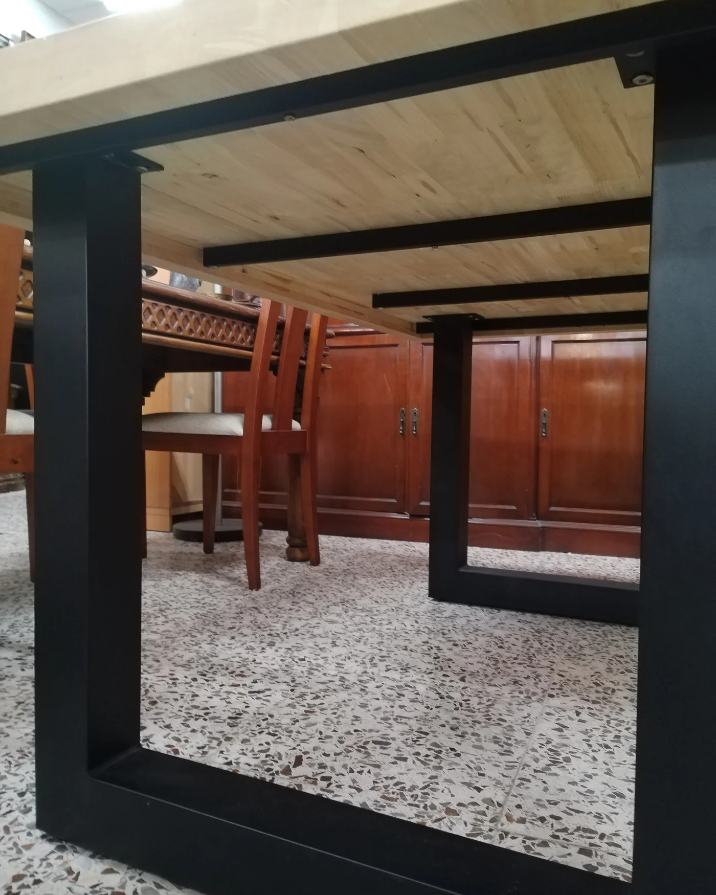 Mesa de comedor en madera maciza con 4 sillas - imagen 5