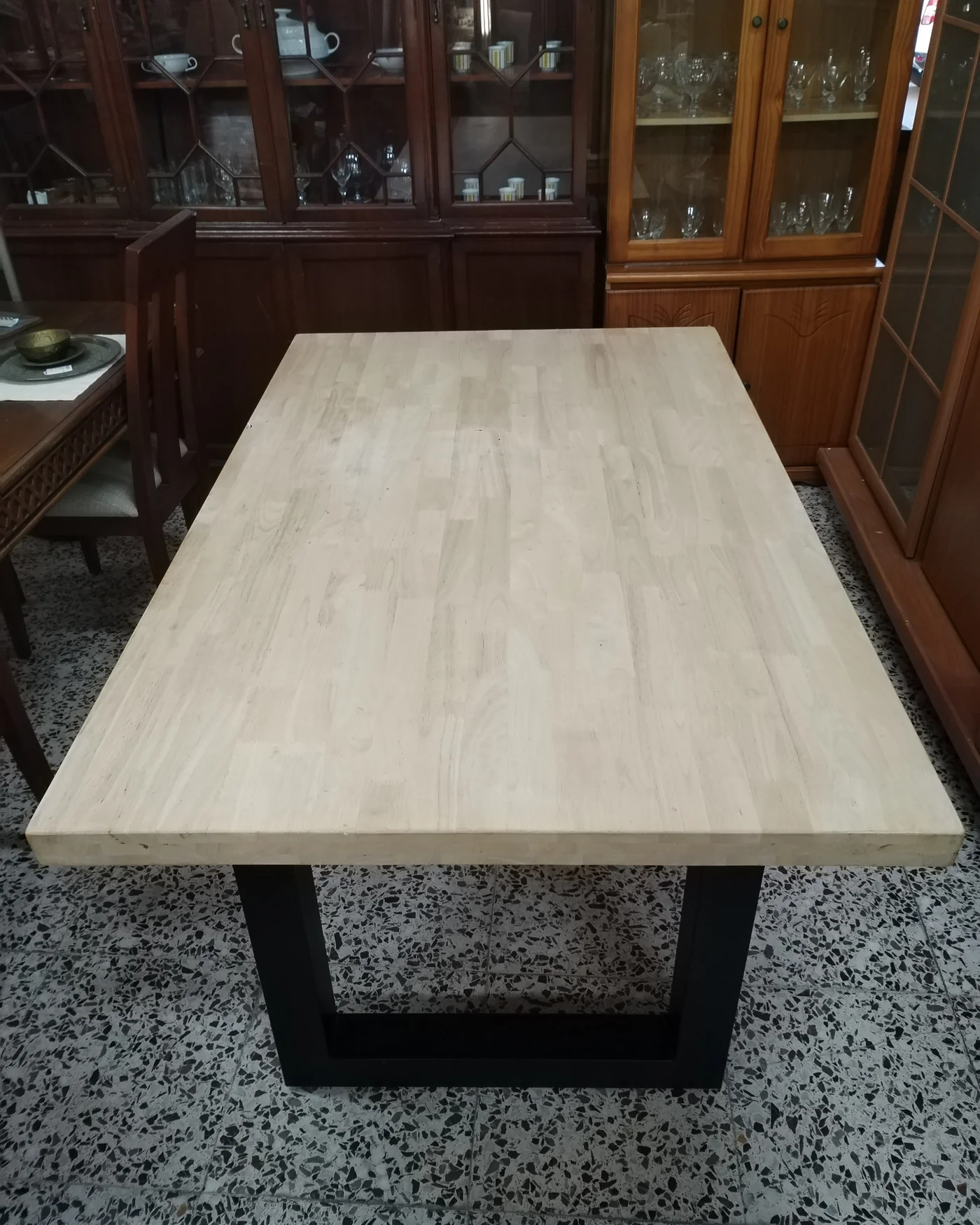 Mesa de comedor en madera maciza con 4 sillas - imagen 6