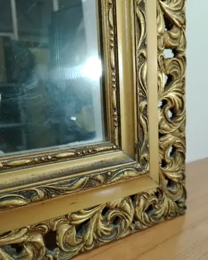 Espejo tallado en madera con marco dorado - miniatura 3