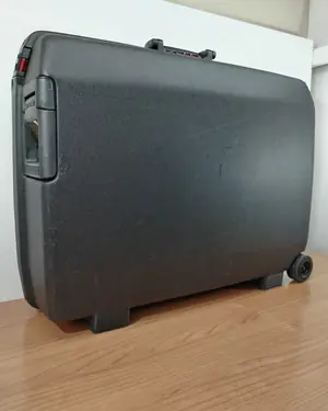 Maleta Samsonite de plástico negro con ruedas - miniatura 1
