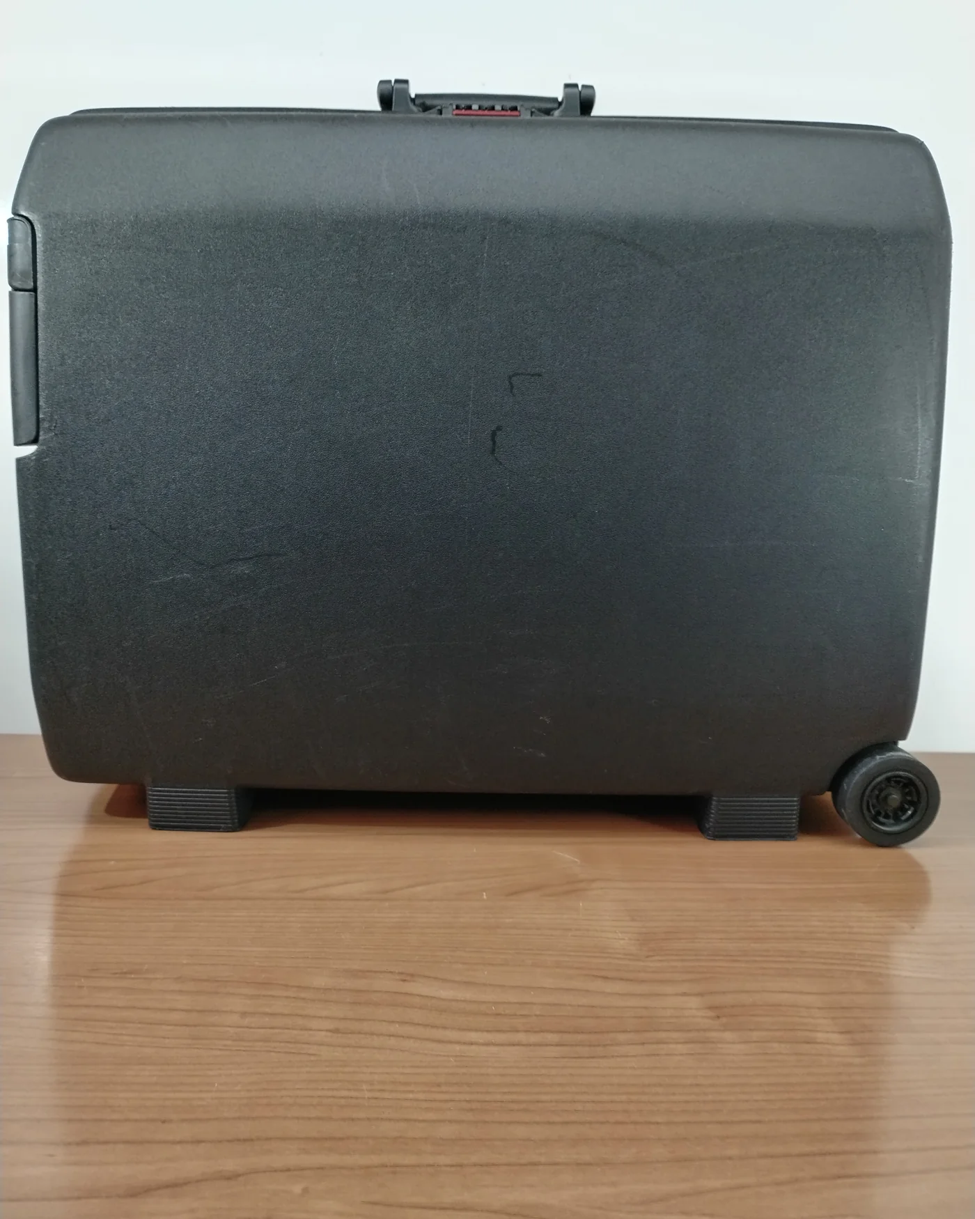 Maleta Samsonite de plástico negro con ruedas - imagen 2