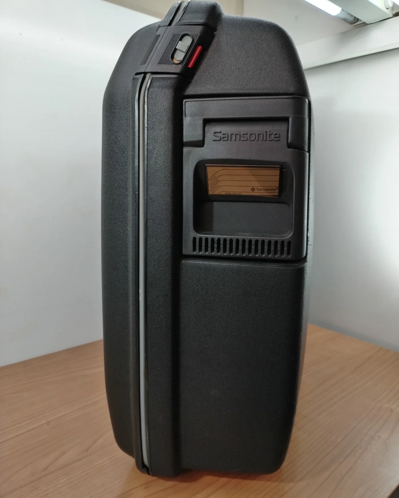 Maleta Samsonite de plástico negro con ruedas - imagen 3
