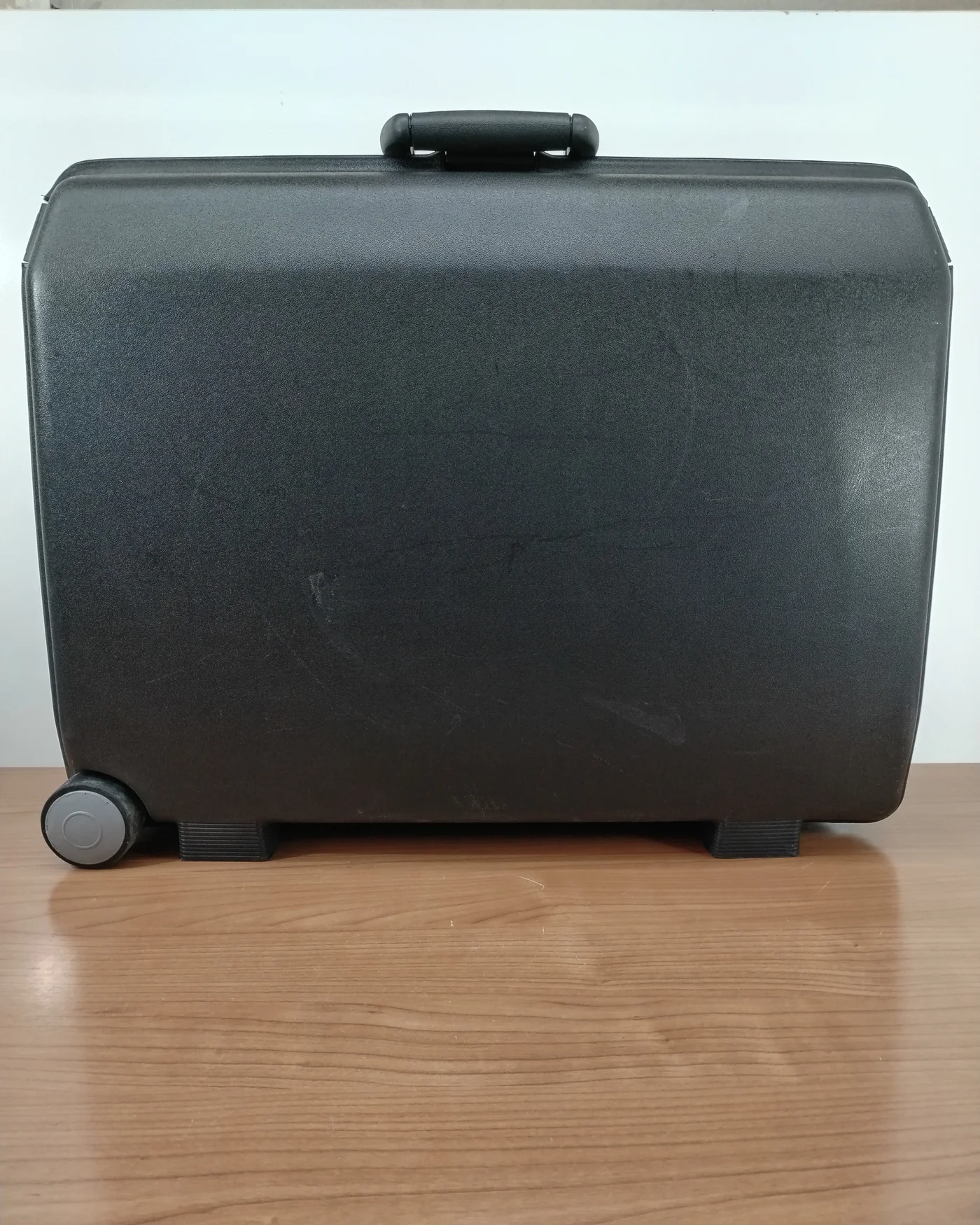 Maleta Samsonite de plástico negro con ruedas - imagen 4