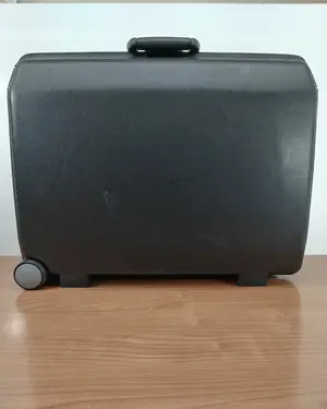 Maleta Samsonite de plástico negro con ruedas - miniatura 4