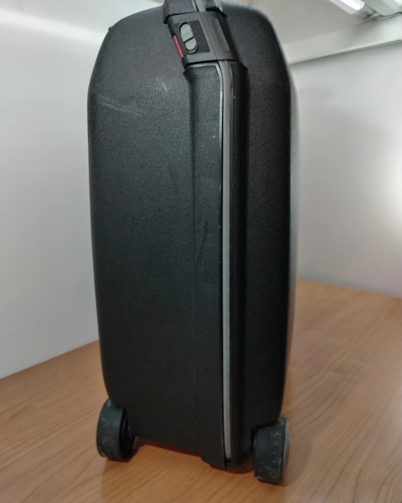 Maleta Samsonite de plástico negro con ruedas - imagen 5