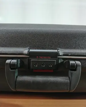 Maleta Samsonite de plástico negro con ruedas - miniatura 6