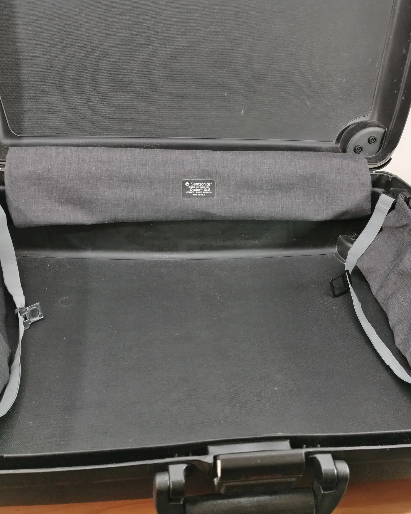 Maleta Samsonite de plástico negro con ruedas - imagen 7
