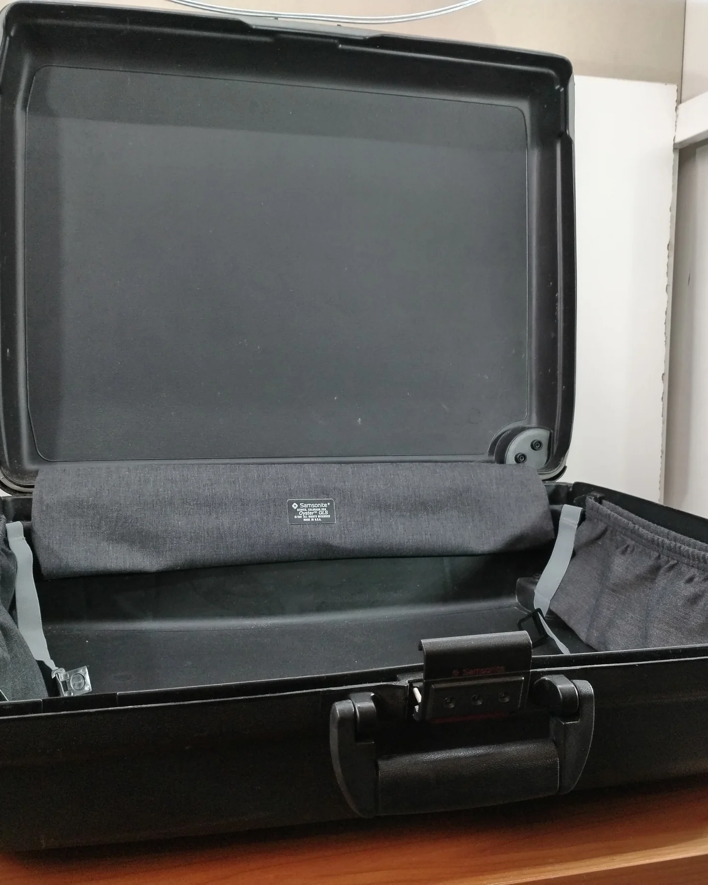 Maleta Samsonite de plástico negro con ruedas - imagen 8