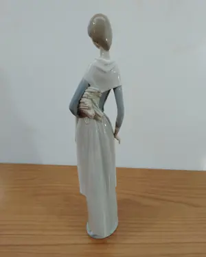 Figura de porcelana campesina Lladro - miniatura 4