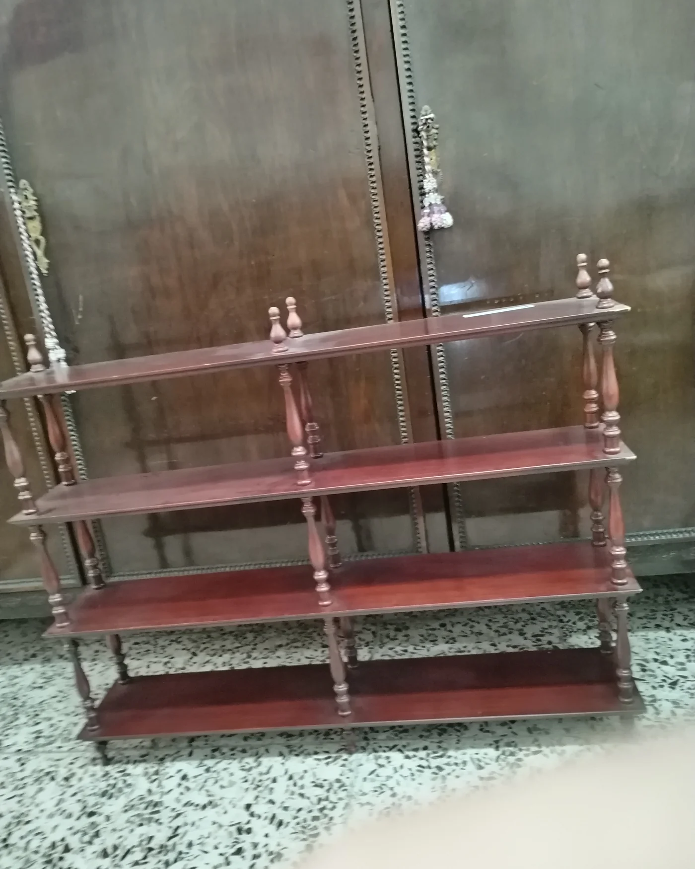 Estantería vintage de madera oscura con cuatro niveles - imagen 1