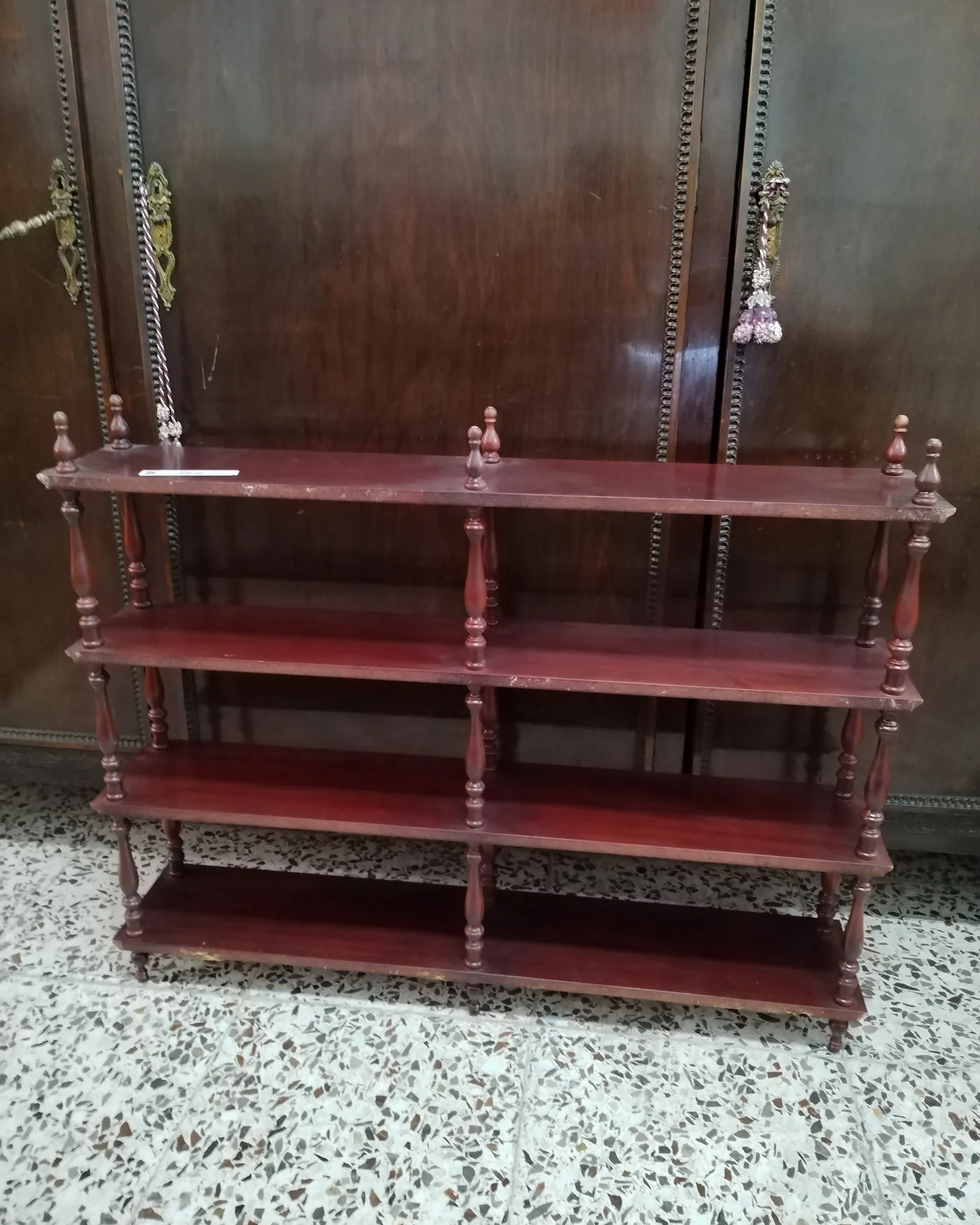 Estantería vintage de madera oscura con cuatro niveles - imagen 4