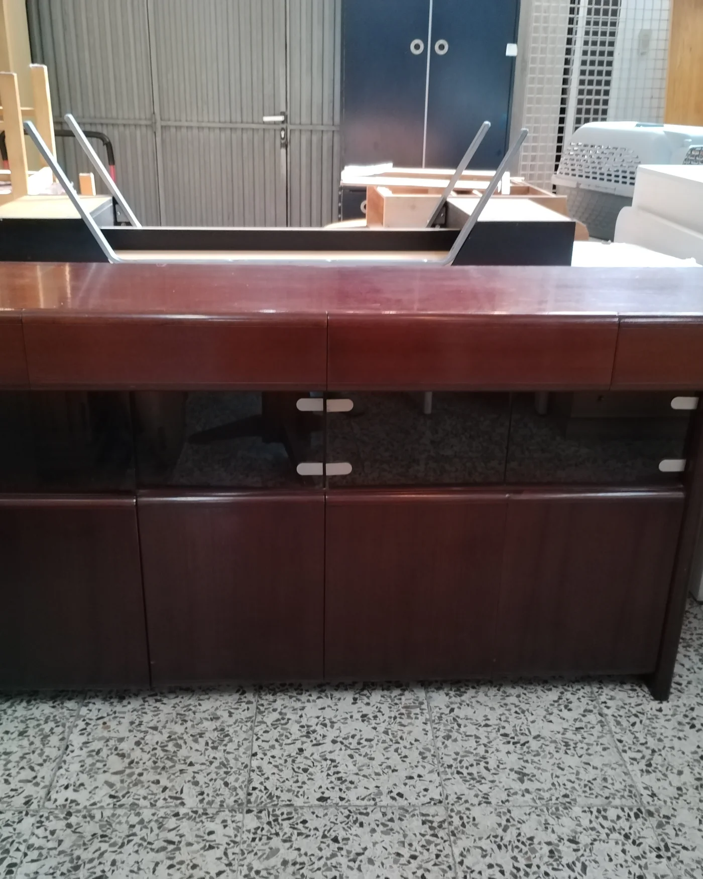 Mueble bar moderno de madera con puertas de cristal - imagen 1