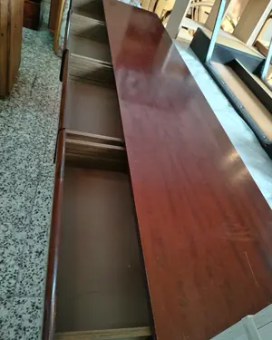 Mueble bar moderno de madera con puertas de cristal - miniatura 2