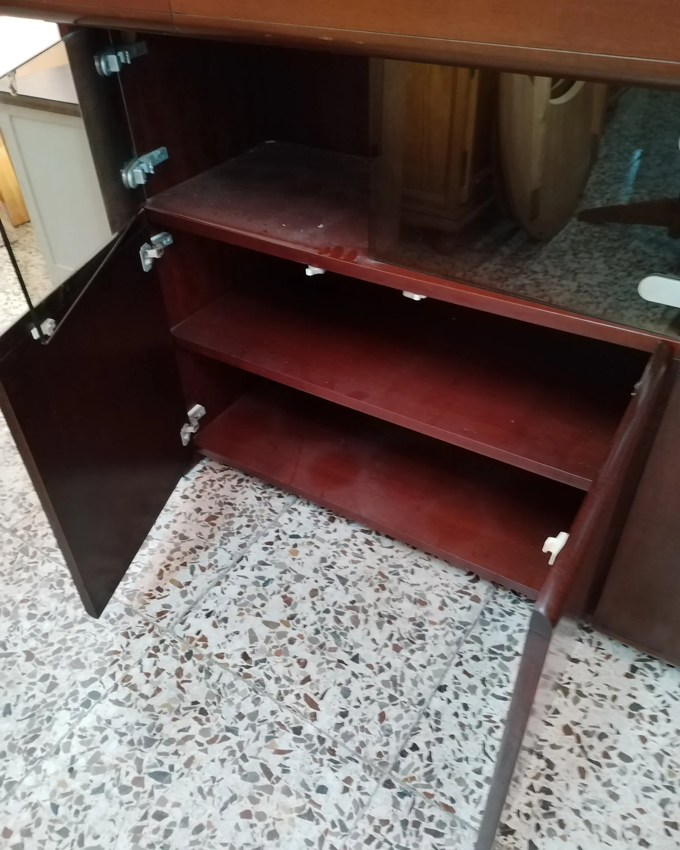 Mueble bar moderno de madera con puertas de cristal - imagen 3