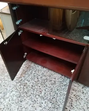 Mueble bar moderno de madera con puertas de cristal - miniatura 3