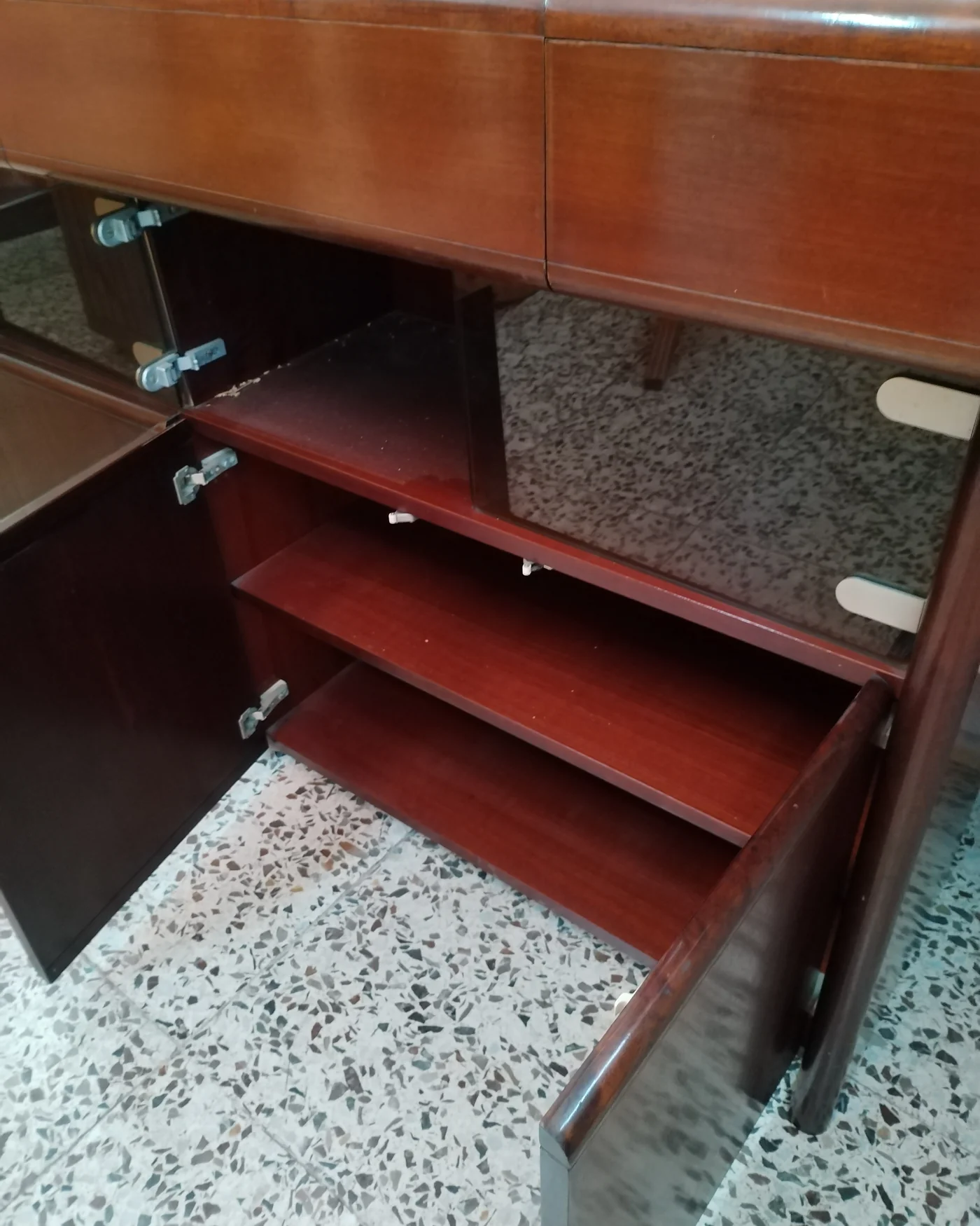 Mueble bar moderno de madera con puertas de cristal - imagen 4