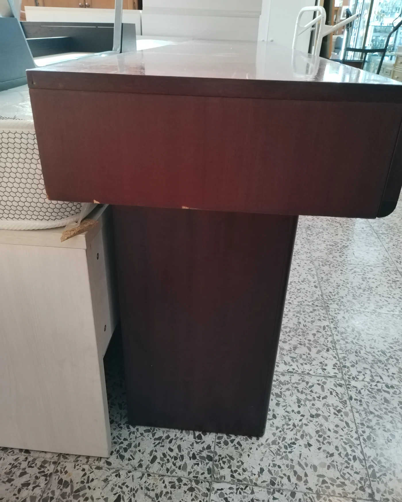 Mueble bar moderno de madera con puertas de cristal - imagen 5
