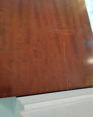 Mueble bar moderno de madera con puertas de cristal - miniatura 8