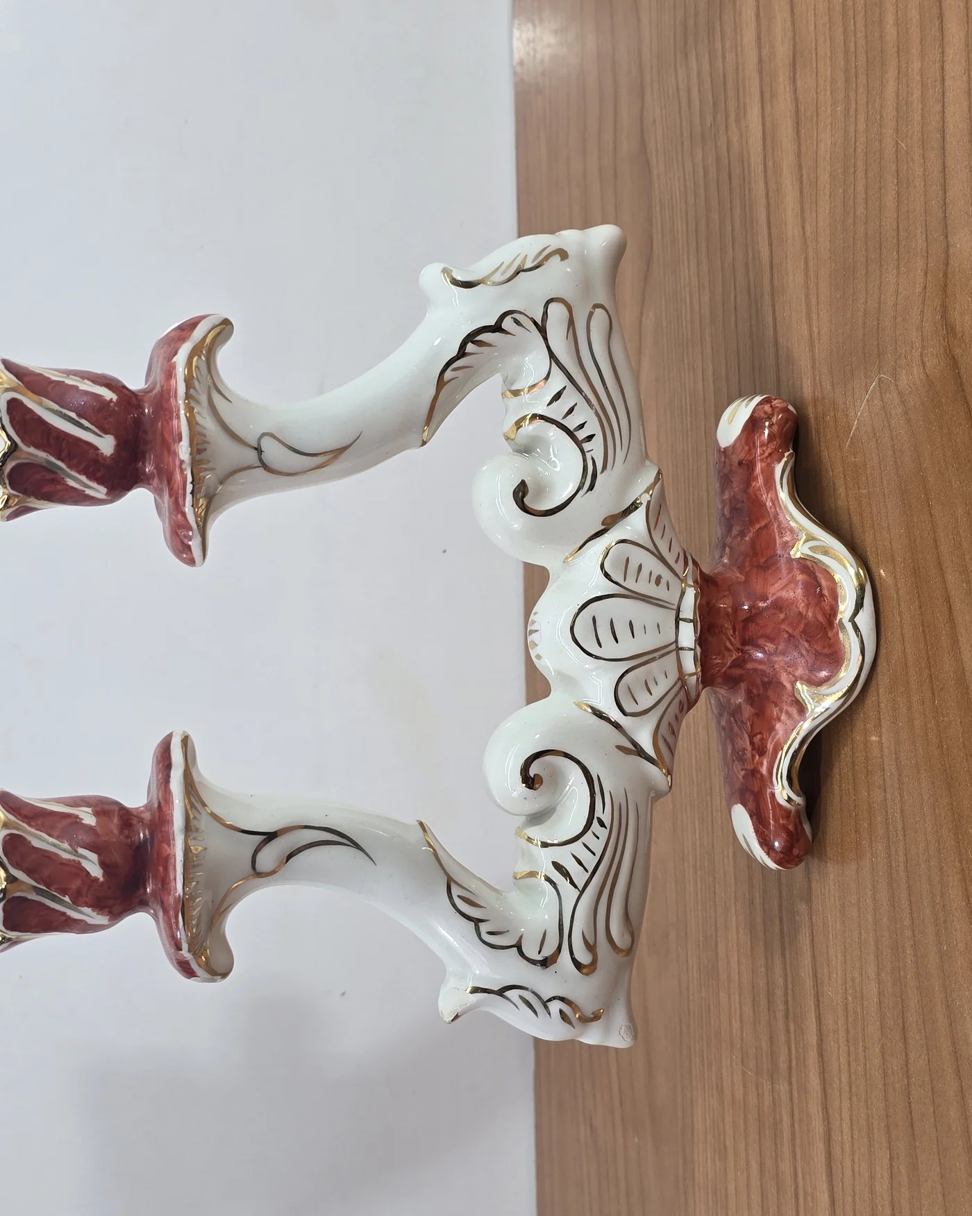 Candelabro antiguo de cerámica con detalles dorados - imagen 1