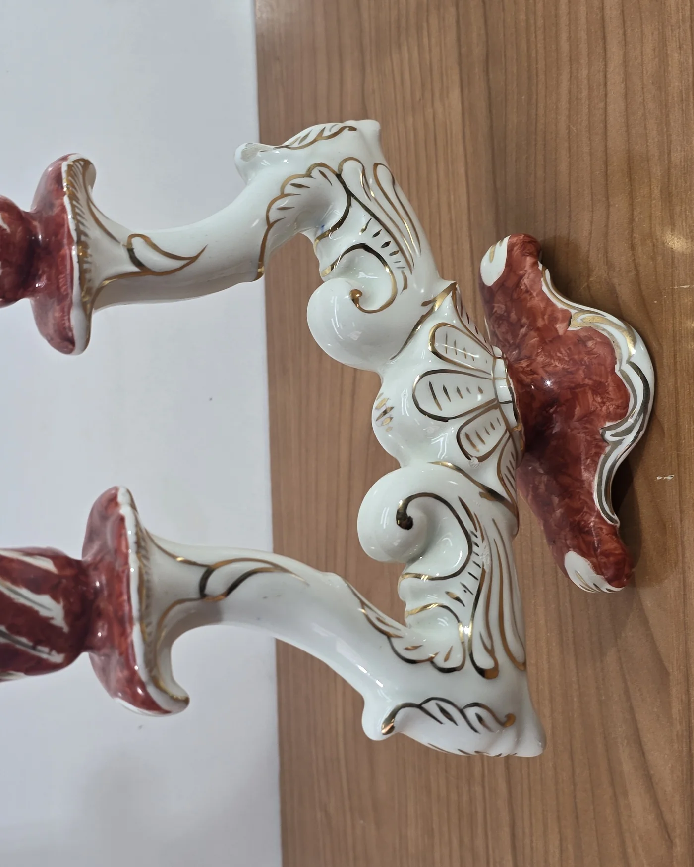 Candelabro antiguo de cerámica con detalles dorados - imagen 5