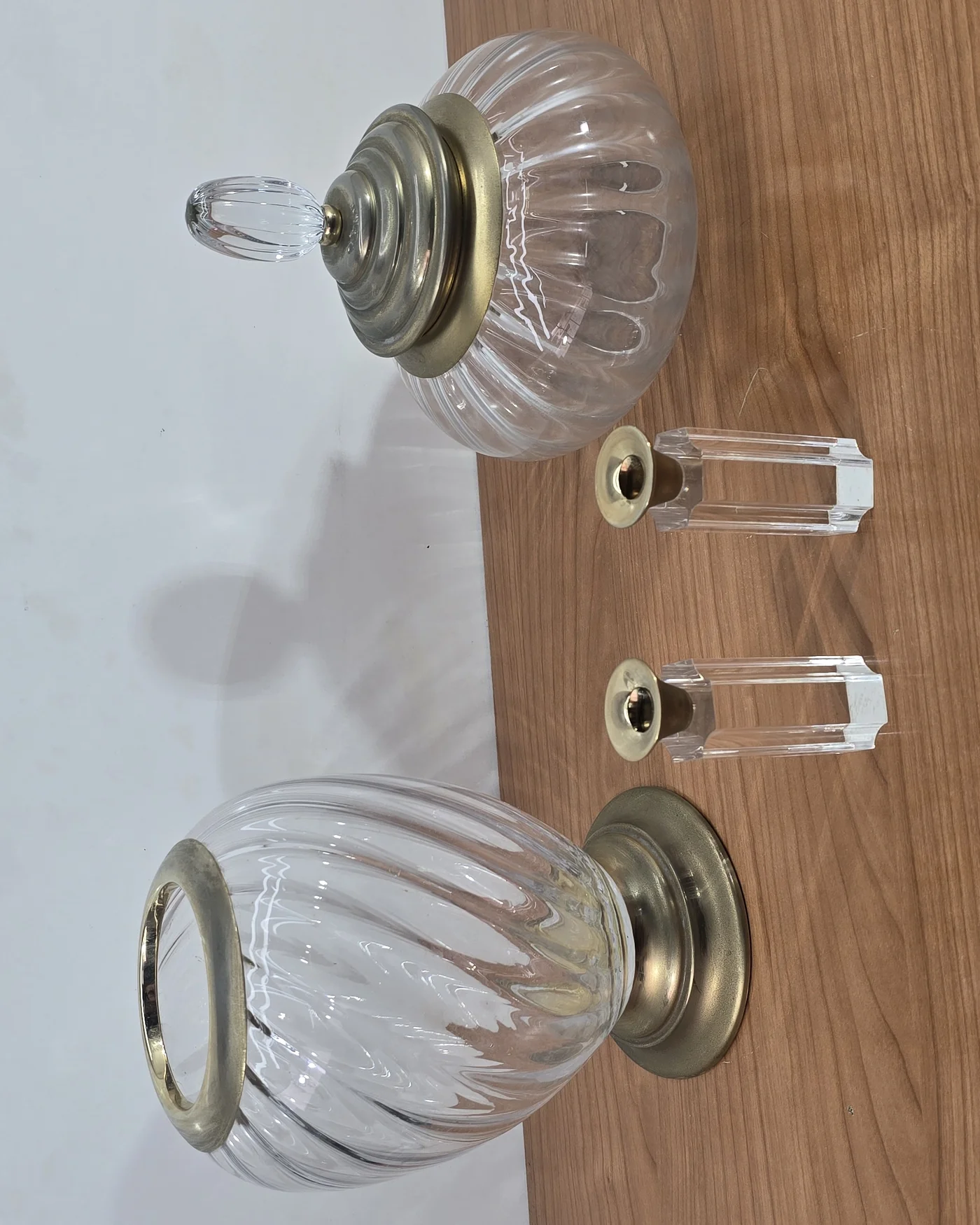 Conjunto decorativo de cristal y latón - imagen 1