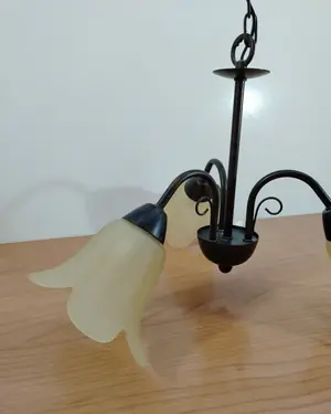 Lámpara de techo de forja con tres brazos y pantallas de cristal - miniatura 2