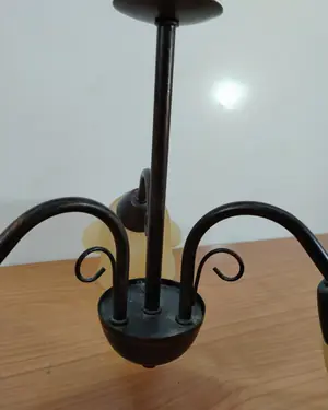 Lámpara de techo de forja con tres brazos y pantallas de cristal - miniatura 5