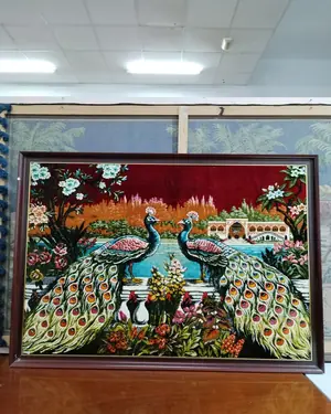 Antiguo tapiz enmarcado con pavos reales - miniatura 1
