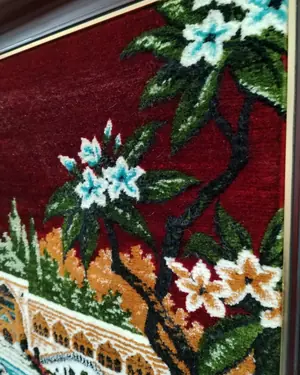 Antiguo tapiz enmarcado con pavos reales - miniatura 4