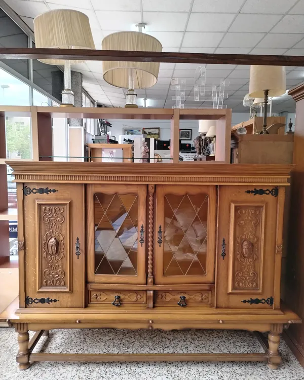 Aparador Estilo Vintage con Detalles Neoclásicos