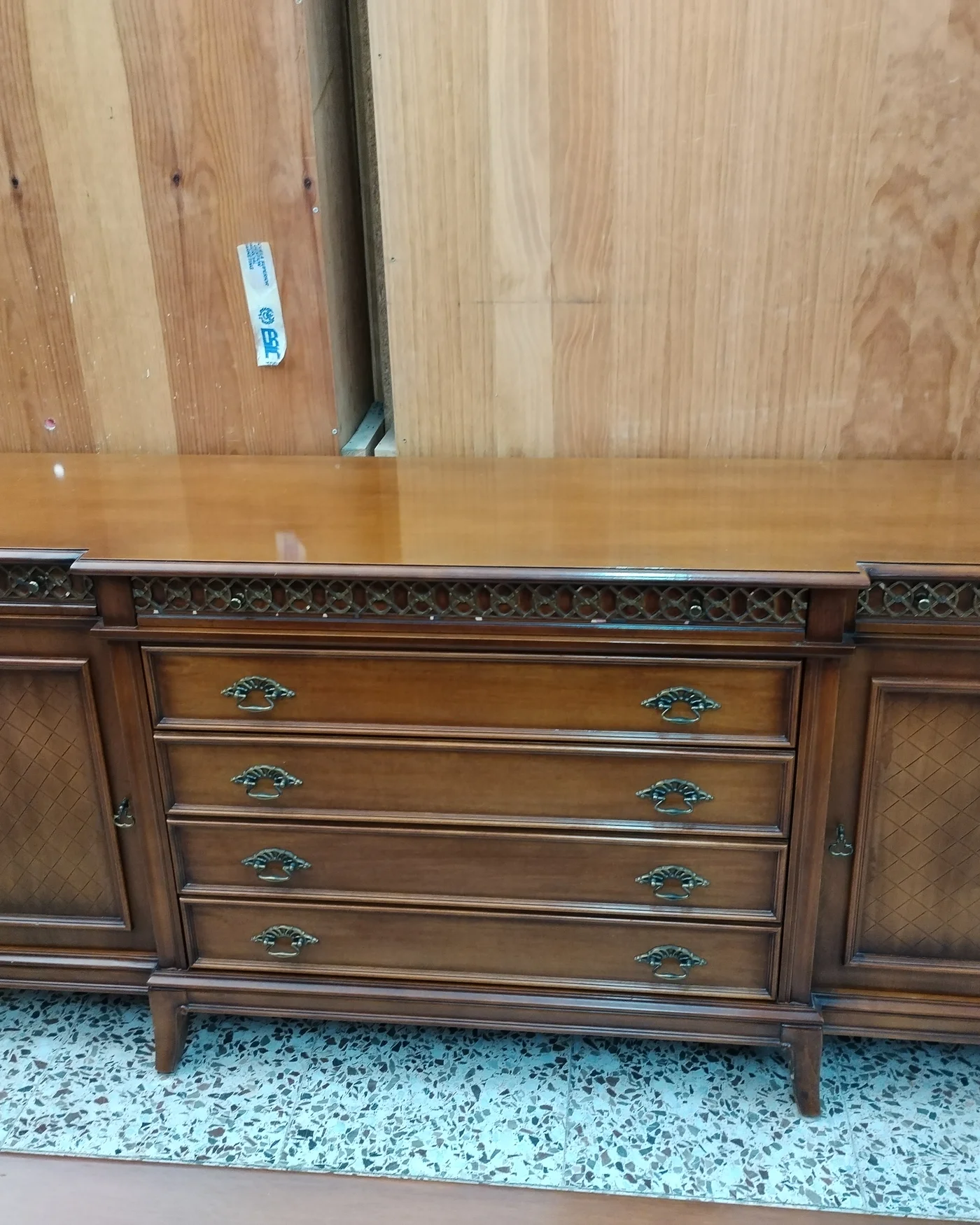 Aparador Clásico de Madera con Cajones y Puertas - imagen 3