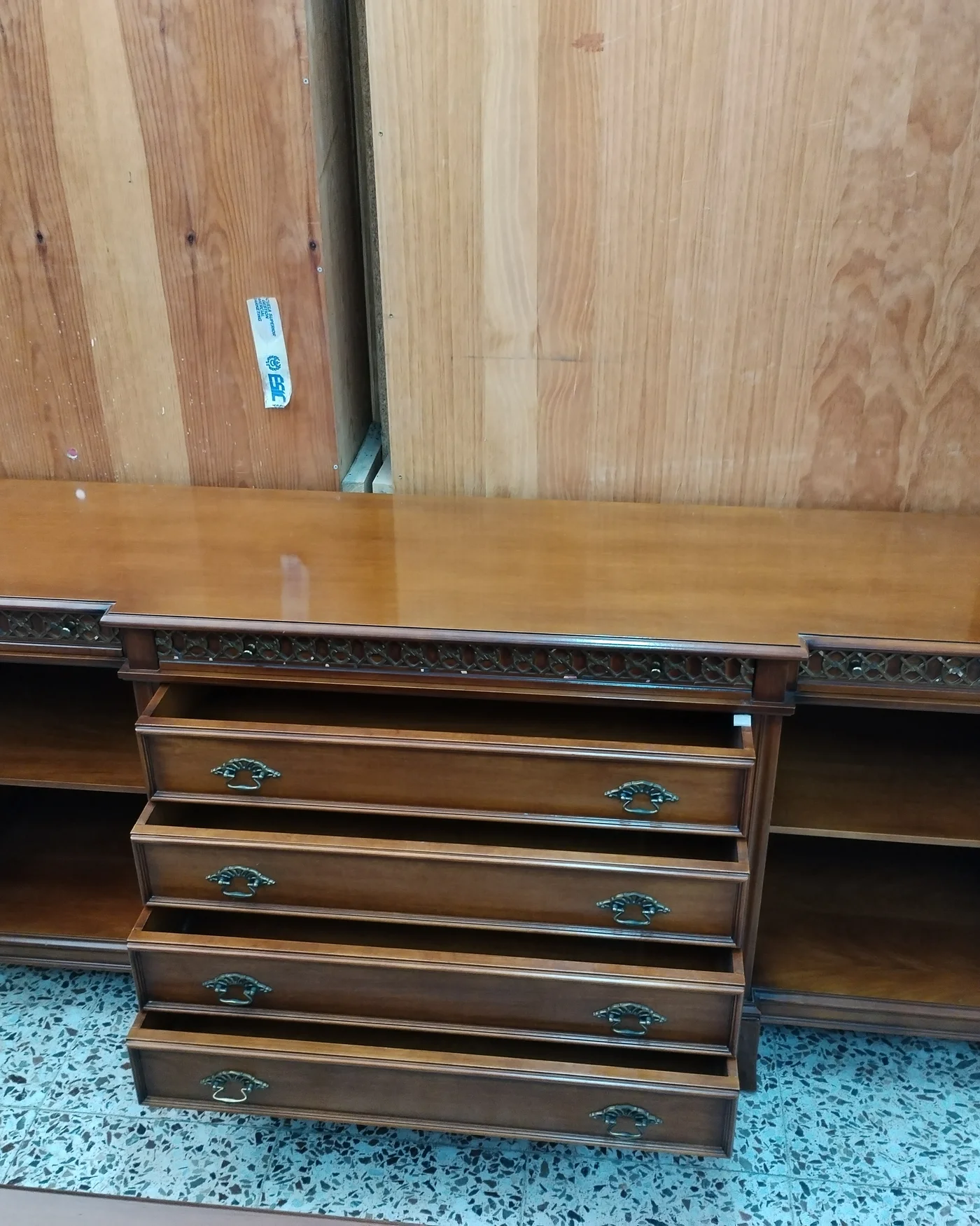 Aparador Clásico de Madera con Cajones y Puertas - imagen 4
