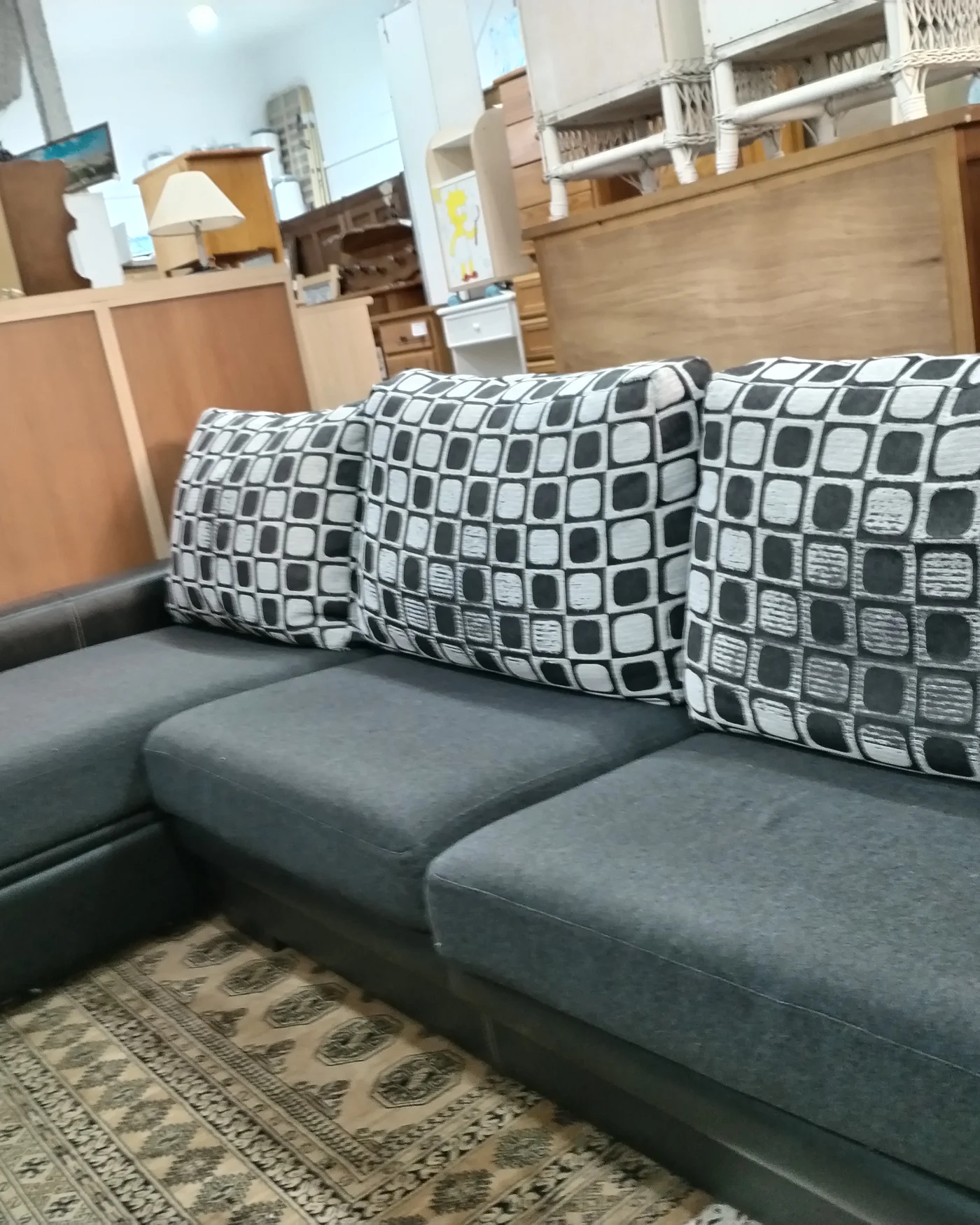 Sofá Chaise Longue Cherlon en Tela Gris y Piel Negra - imagen 2