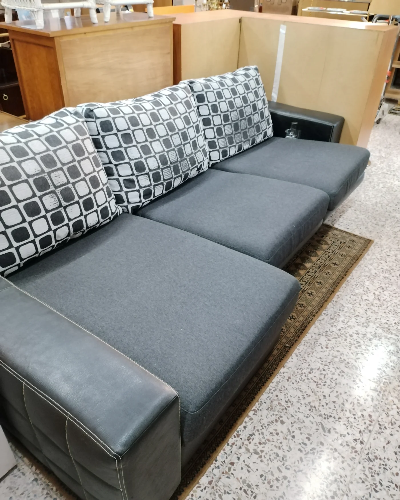 Sofá Chaise Longue Cherlon en Tela Gris y Piel Negra - imagen 3