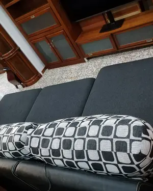 Sofá Chaise Longue Cherlon en Tela Gris y Piel Negra - miniatura 4