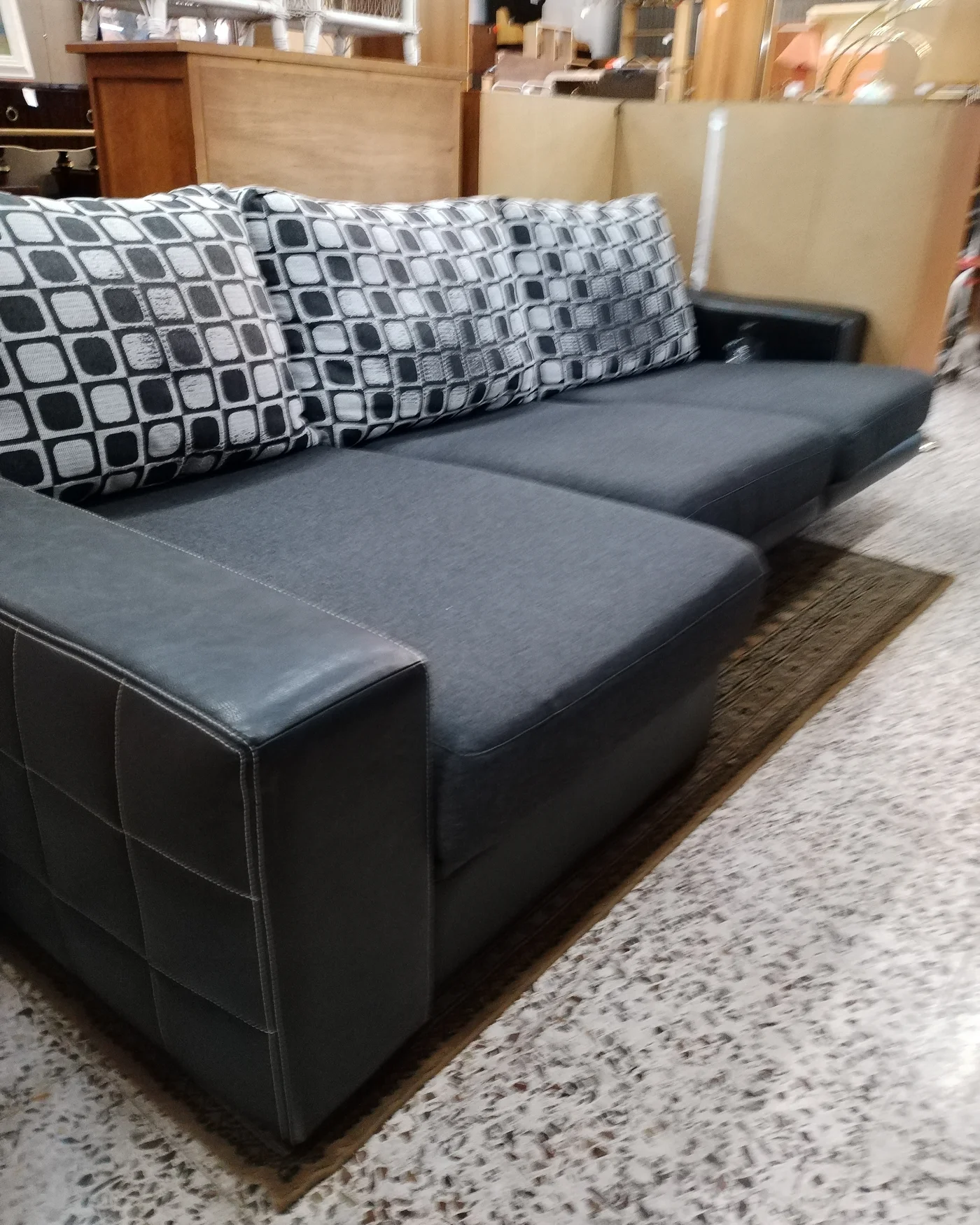 Sofá Chaise Longue Cherlon en Tela Gris y Piel Negra - imagen 5
