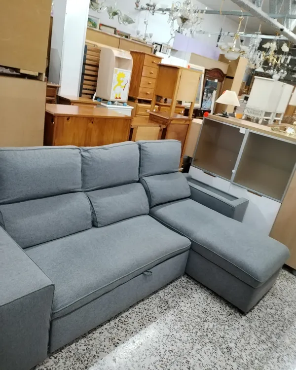 Sofá Chaise Longue Gris con Cama Abatible y Reposabrazos con Bandeja