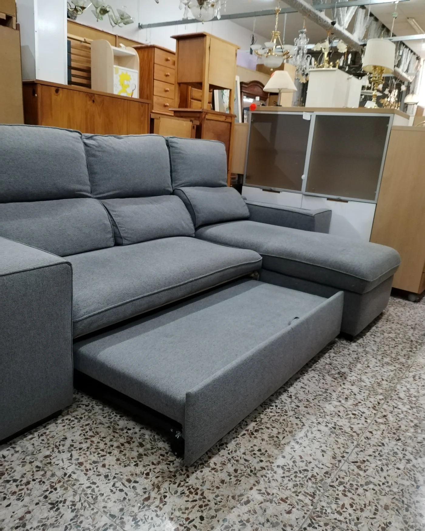 Sofá Chaise Longue Gris con Cama Abatible y Reposabrazos con Bandeja - imagen 4
