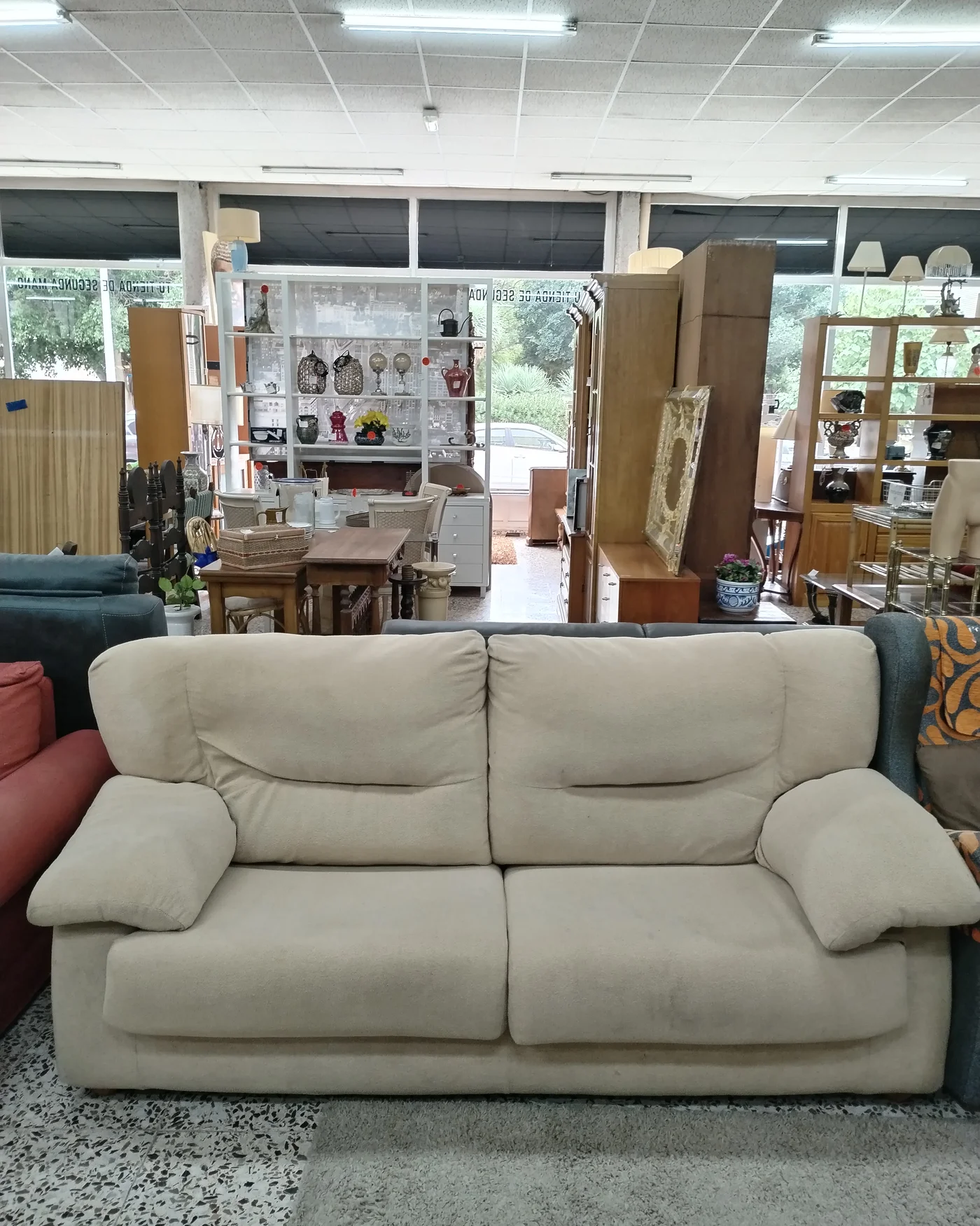 Sofá de Tela Beige de 2 Plazas - imagen 2